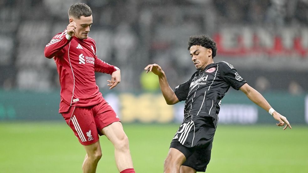 Spielte sich selbst aus und Eintracht Frankfurt um Nathaniel Brown (r) noch tiefer in die Krise: Liverpools Florian Wirtz (l). Foto: Arne Dedert