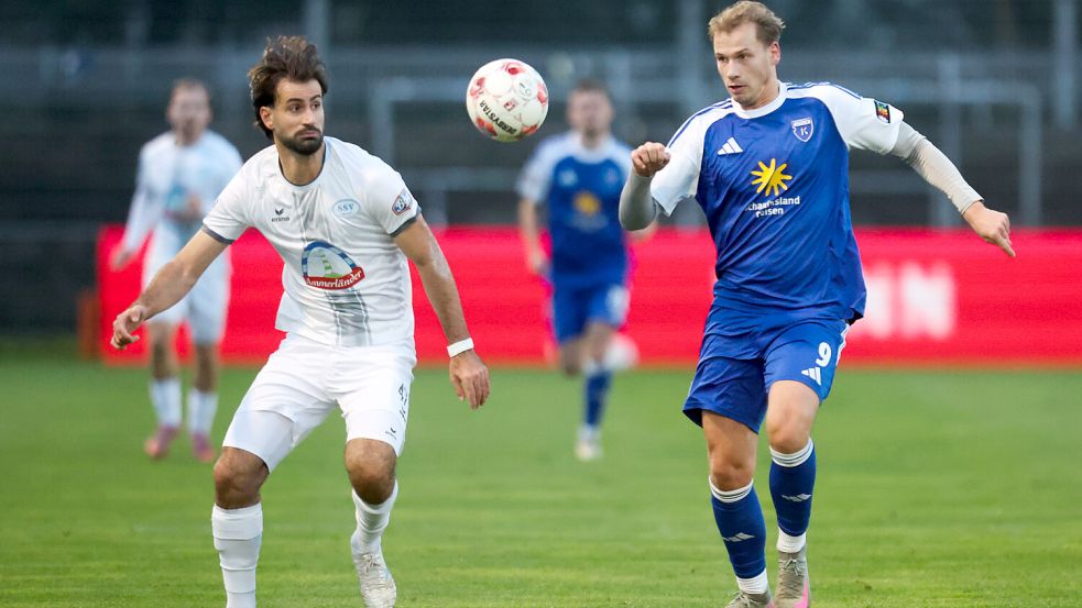 David Schiller (rechts) tritt mit Kickers Emden am Freitagabend beim VfB Lübeck an. Archivfoto: Jens Doden/Emden
