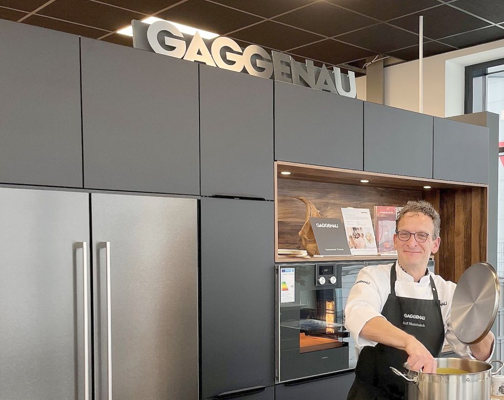 Ralf Marschalek ist nicht nur ein begnadeter Koch, er ist auch ein toller Entertainer. Besucher können sich davon während des Show-Cookings beim Küchenteam in Leer selbst überzeugen. Fotos: privat