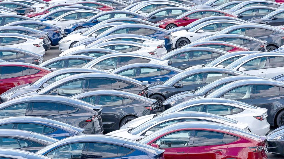 Wenn viele Interessenten den Kauf vor Ablauf der Prämie vorgezogen haben, könnten im laufenden Quartal wieder mehr Teslas unverkauft bleiben. (Archivbild) Foto: Scott Brauer