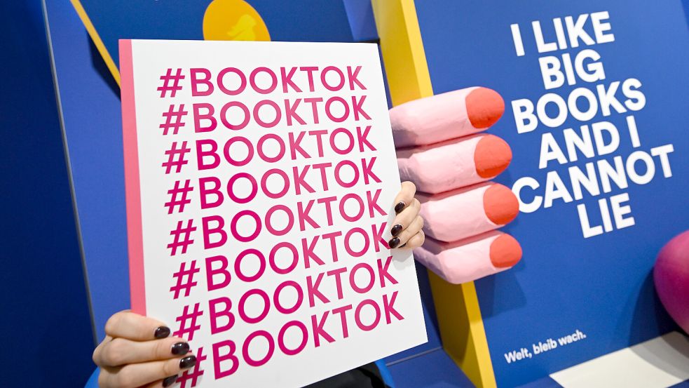 Der digital Buchclub von TikTok hat erheblichen Einfluss auf die Buchbranche – und auf die Verkaufszahlen. Foto: picture alliance/dpa/ Arne Dedert