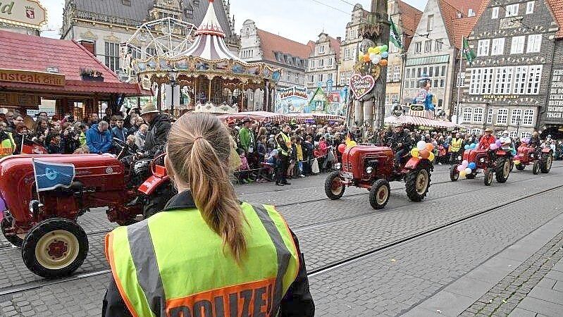 Neben dem Freimarktsumzug sorgen am Samstag auch das Werder-Heimspiel und eine Demo für volle Straßen. Foto: Carmen Jaspersen/dpa