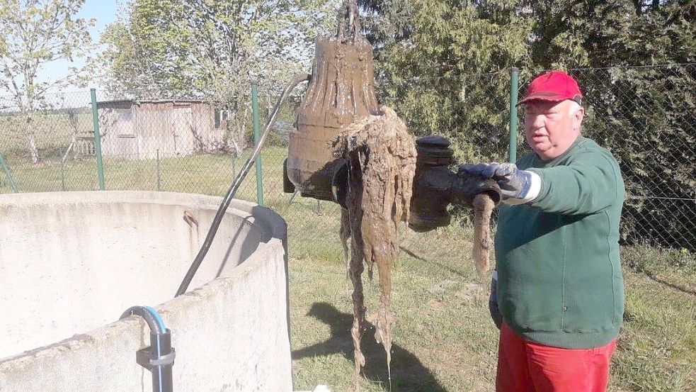 In der Toilette heruntergespülte Feucht- und Hygienetücher führen zu einer sogenannten „Verzopfung“: Die Faserstoffansammlungen im Abwasser verbinden sich und bilden zopfartige Stränge. Das führt zu verstopften Schmutzwasserpumpen. Foto: NOZ/Kay Cieslak