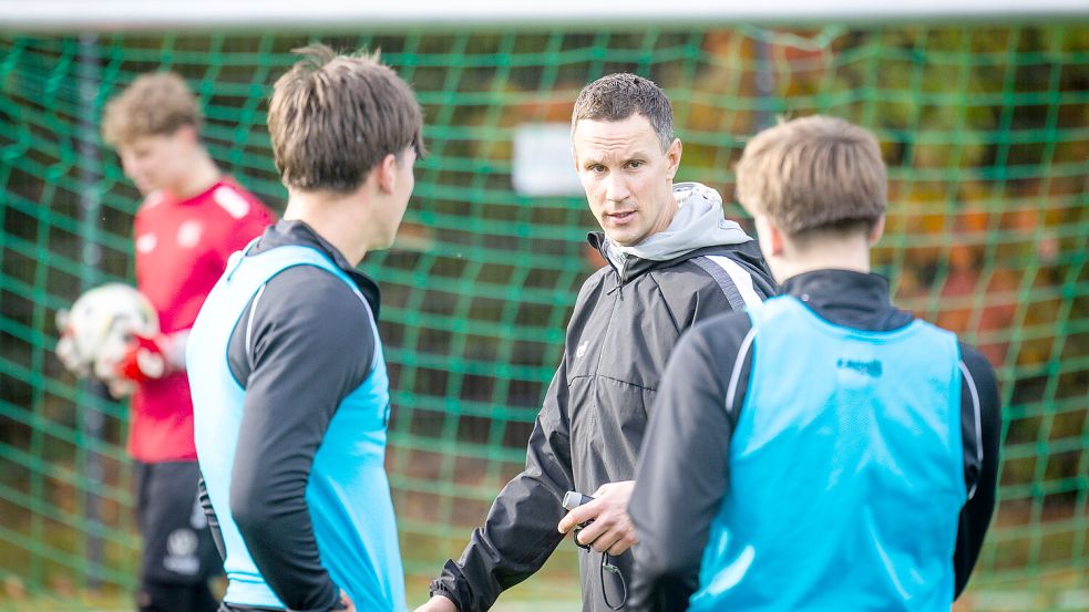 Co-Trainer will er nicht mehr sein: Seit knapp einem Jahr ist Tim Danneberg der Chef bei der U19 des VfL Osnabrück. Foto: Detlef Heese
