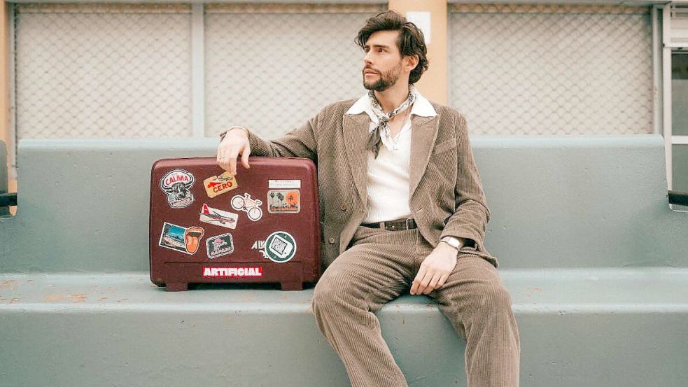 Alvaro Soler ist durch 5 Milliarden Streams auf Spotify und Konzerte auf der ganzen Welt bekannt. Seine Hits wie „La Cintura“, „Sofia“ und „El Mismo Sol“ haben eine große Fangemeinde. Foto: Jakob Marwein