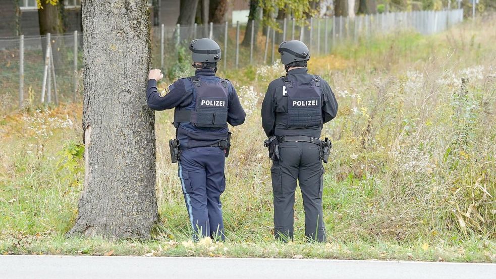 Polizisten ermittelten am Tag nach dem Vorfall zur Ursache und dem genauen Hergang. Foto: Lars Haubner/News5/dpa