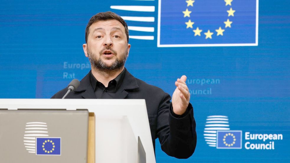 Der ukrainische Staatschef Wolodymyr Selenskyj hat bei einer Pressekonferenz in Brüssel China eine Unterstützung von Russland vorgeworfen. Foto: Geert Vanden Wijngaert/AP/dpa