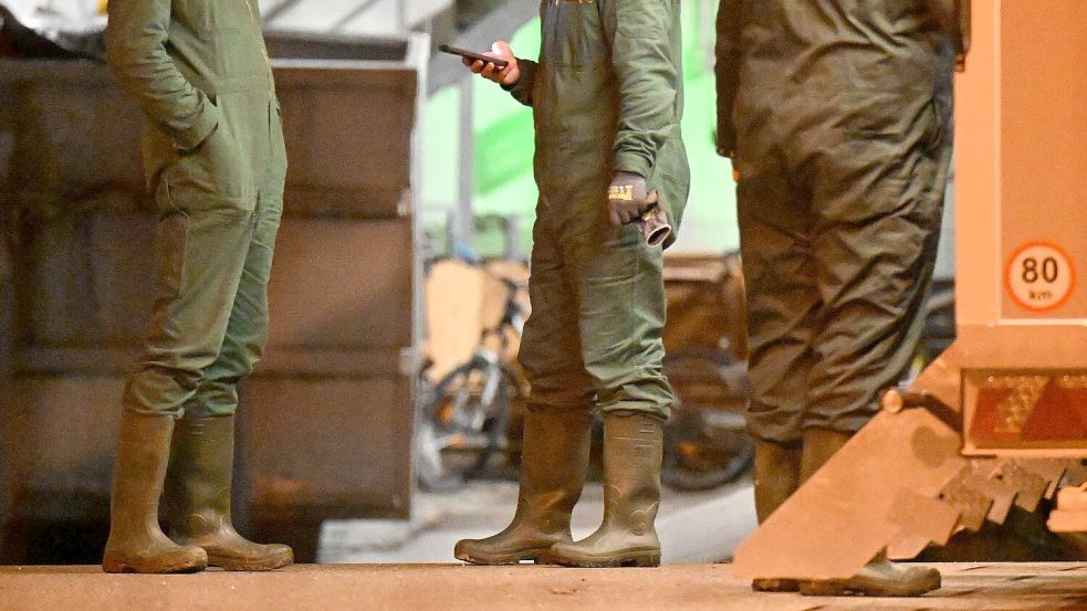 Nach dem Ausbruch der Vogelgrippe in Baden-Württemberg müssen in einem Geflügelbetrieb im Alb-Donau-Kreis südöstlich von Stuttgart rund 15.000 Tiere getötet werden. Foto: -/onw-images/dpa