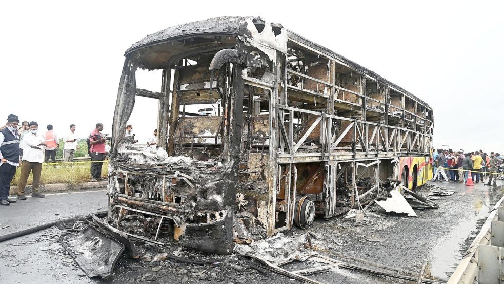 Die verkohlten Überreste des Passagierbusses liegen auf einer Landstraße im Dorf Chinnatekuru. Foto: -/AP/dpa