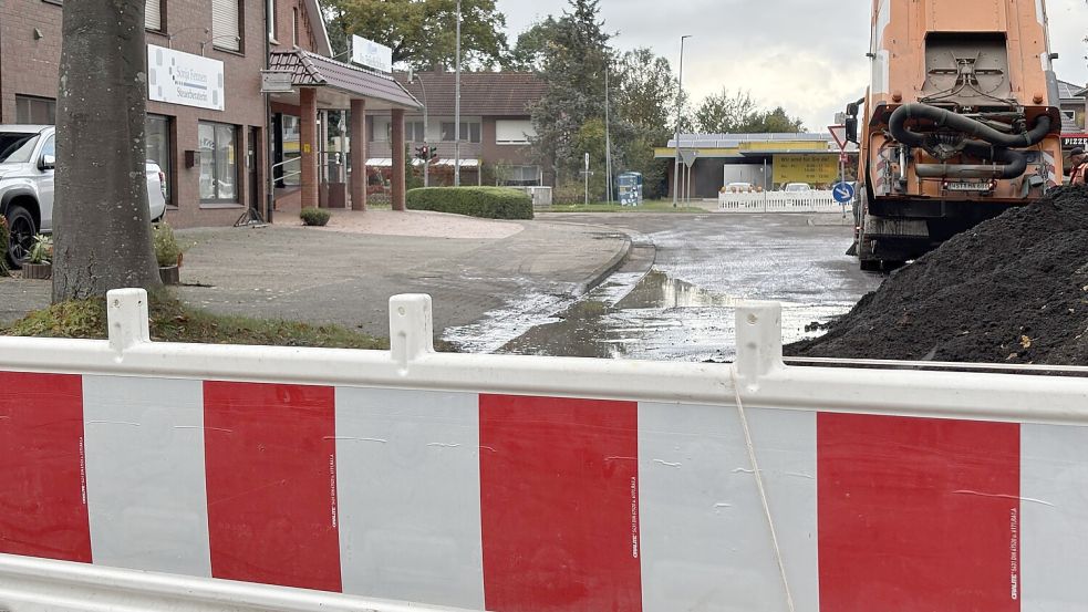 Seit zwei Wochen ist die Hauptstraße in Ostrhauderfehn voll gesperrt. Foto: Dirk Hellmers/Archiv