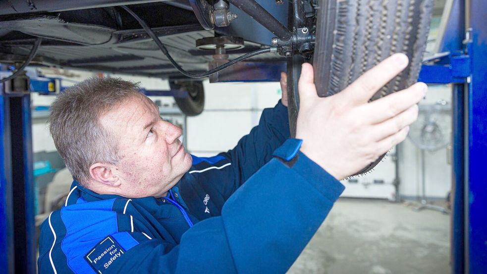 TÜV-Nord-Mitarbeiter Thomas Rusch hat das Fahrzeug abgenommen. Foto: Moritz Frankenberg