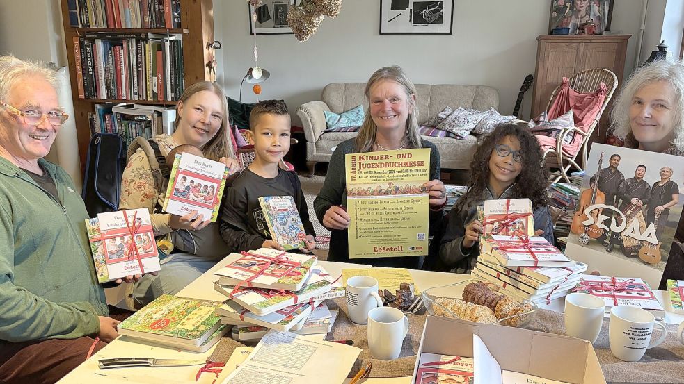 Bücherpakete packen für die 17. Kinder- und Jugendbuchmesse: Heidrun Weber (Mitte) und ihr Team sind im Endspurt für die Veranstaltung in der Lambertischule. Foto: Mieke Matthes