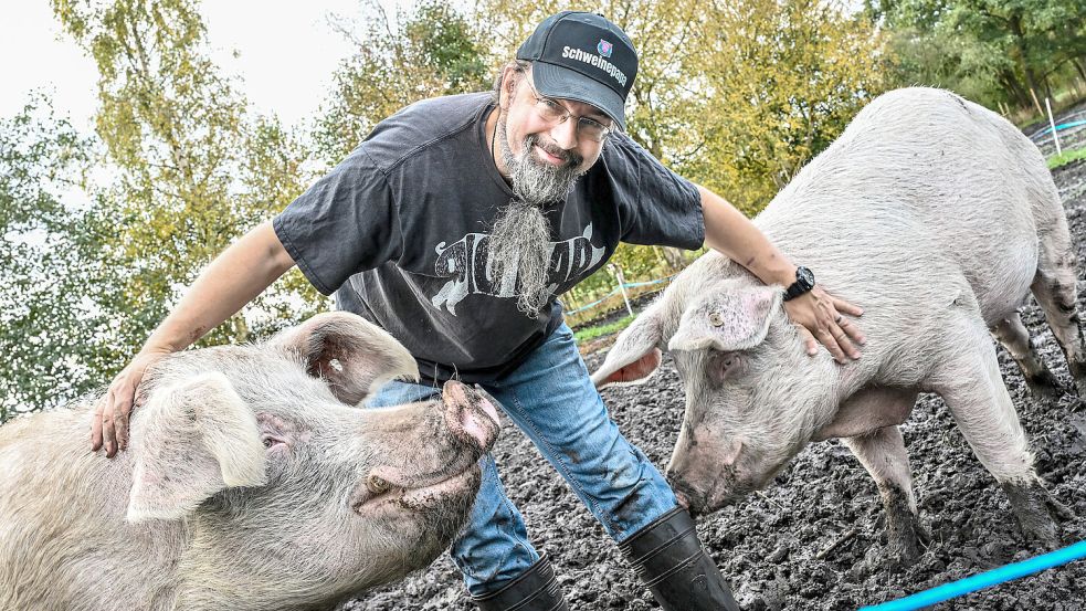 Jörg Kipka mit zweien seiner Schweine. Foto: Klaus Ortgies