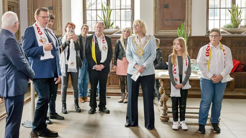 Oberbürgermeisterin Katharina Pötter (m.) begrüßt den designierten Stadtprinzen (l.) und das Kinder-Prinzenpaar (r.). Foto: Jörn Martens