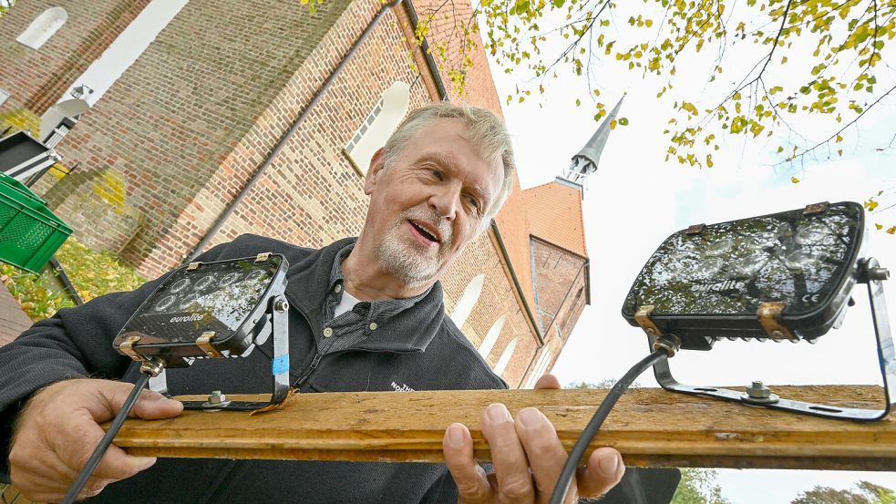 Bringt Rysum zum Leuchten: Veranstaltungstechniker Derk Trei. Fotos: Klaus Ortgies