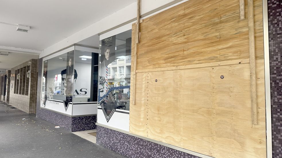 In Osnabrück hat ein Mann einen Stuhl gegen die Scheibe eines Friseursalons geworfen. Foto: Noah Schnarre
