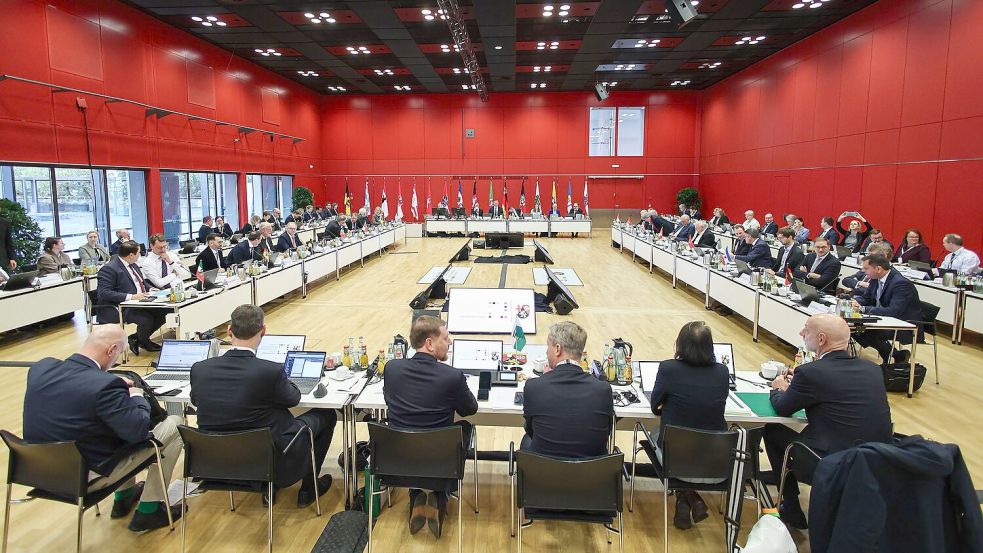 14 Länderchefs diskutierten zwei Tage lang in der Mainzer Rheingoldhalle. Nicht mit dabei waren die Ministerpräsidentinnen des Saarlandes und von Mecklenburg-Vorpommern, Anke Rehlinger und Manuela Schwesig (beide SPD). Foto: Hannes P. Albert/dpa