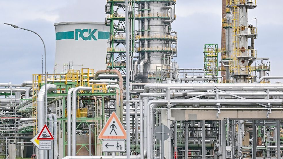 Deutsche Rosneft-Beteiligungen wie die PCK-Raffinerie dürften nach Einschätzung der Regierung nicht unter die Sanktionen fallen. (Archivbild) Foto: Patrick Pleul