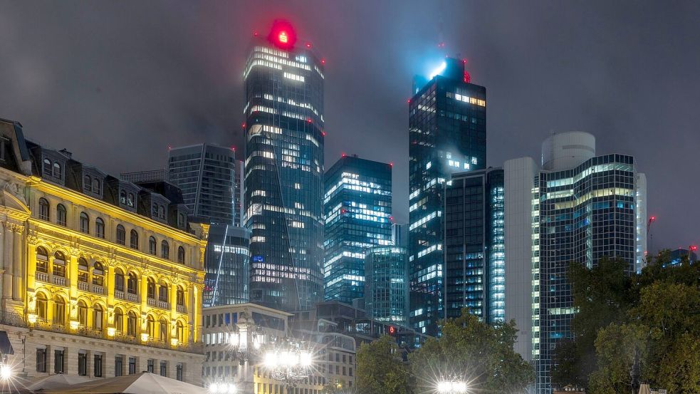 Städte, die nie schlafen: Gerade in Metropolen wie Frankfurt ist es kaum je wirklich dunkel. Foto: Helmut Fricke/dpa