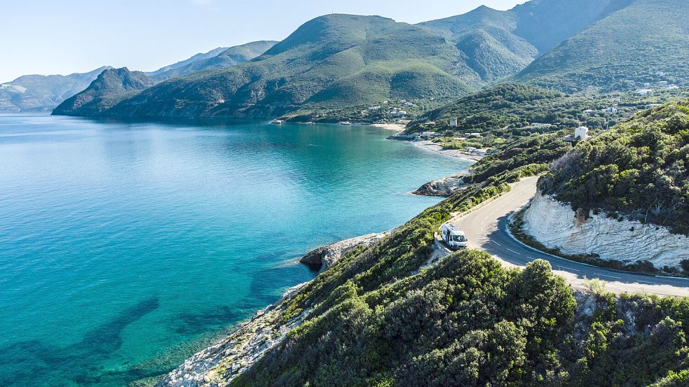 Auf der Urlaubsinsel Korsika hat ein Sturmtief einen deutschen Urlauber überrascht. Foto: IMAGO/Kickner