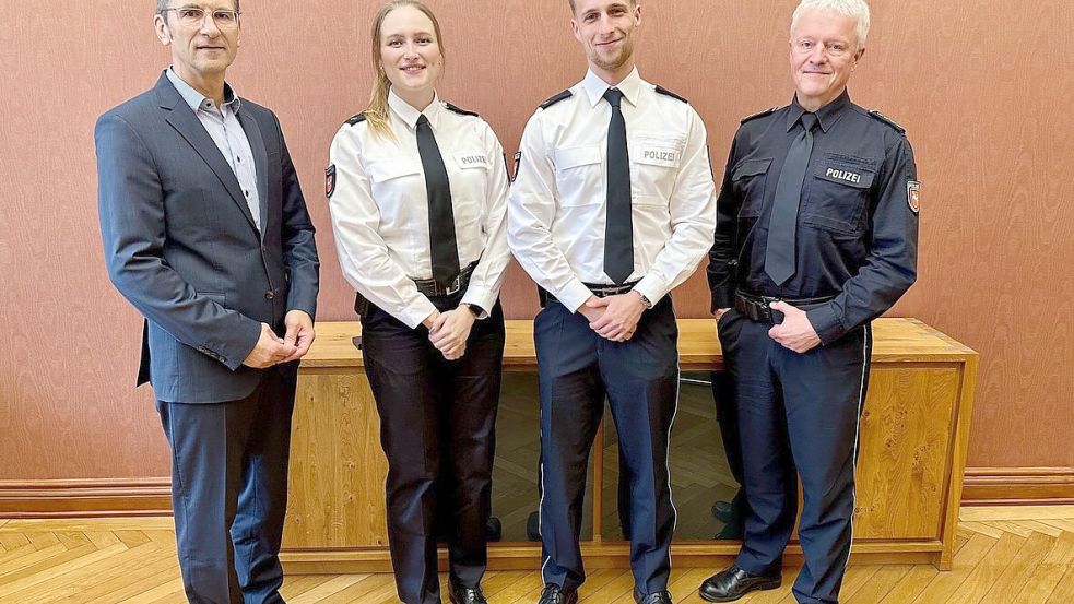 Friedo de Vries (von links), Polizeikommissarin Dobelmann, Polizeikommissar Voß und Inspektionsleiter Thomas Memering bei der Auszeichnung. Foto: Polizei Osnabrück