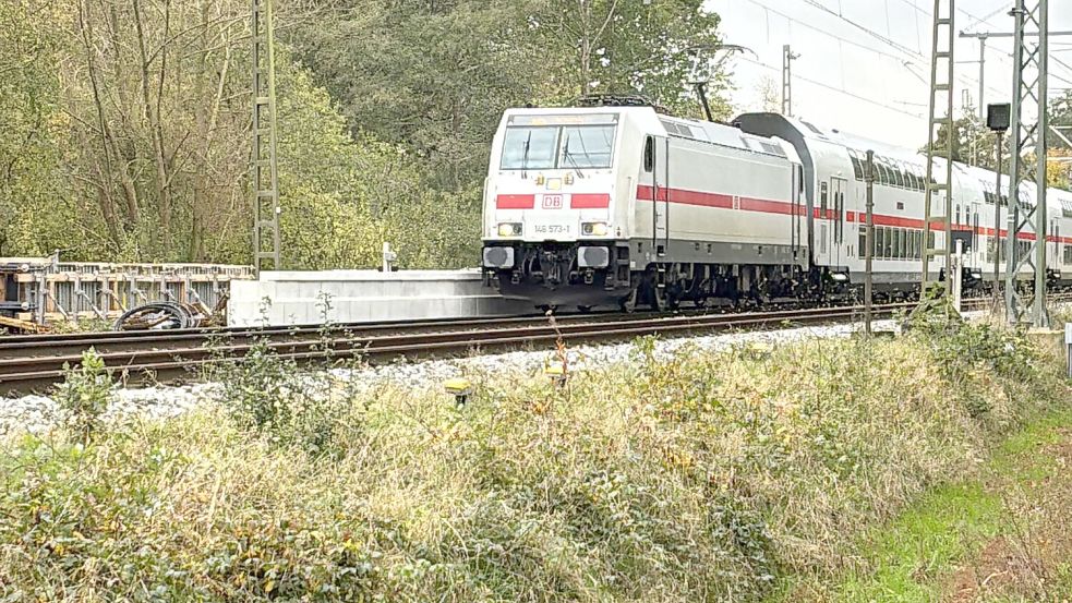 Aktuell sind nur Züge auf der Strecke zwischen Leer und Papenburg unterwegs. Mit der Fertigstellung der Wunderline fahren die Züge dann von Leer über Ihrhove bis nach Groningen. Foto: Carsten Ammermann
