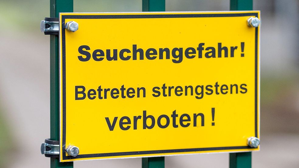 In mehreren Landkreisen wurden bereits Infektionen nachgewiesen. Das Bild zeigt ein Tor in einem Seuchen-Sperrgebiet in Brandenburg. Die Vogelgrippe breitet sich auch in Niedersachsen immer stärker aus. Foto: dpa/Christophe Gateau