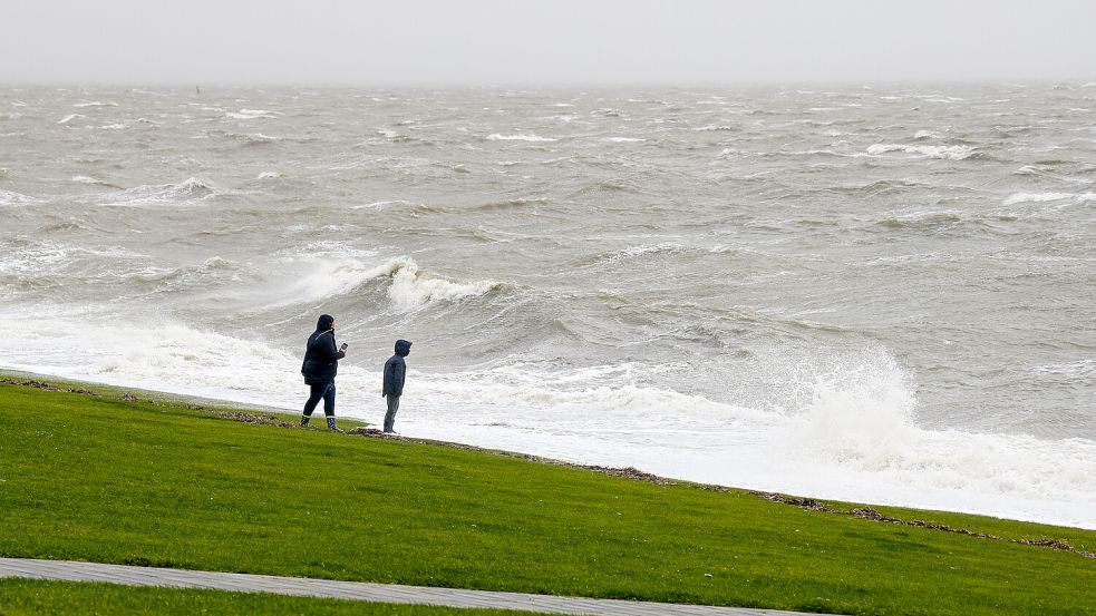 Zwei Personen schauen auf die aufgewühlte Nordsee. Das Sturmtief „Joshua“ zieht über den gesamten Norden. In der Nacht kam es zu Überflutungen. Foto: DPA
