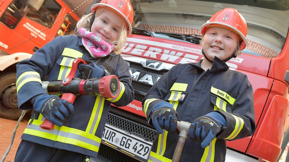 Imme von Aswege (links) und Bente Rolfs sind Mitglieder der Kinderfeuerwehr Großefehn und haben sich 2021 über die Spenden der Leserinnen und Leser gefreut. Foto: Klaus Ortgies/Archiv