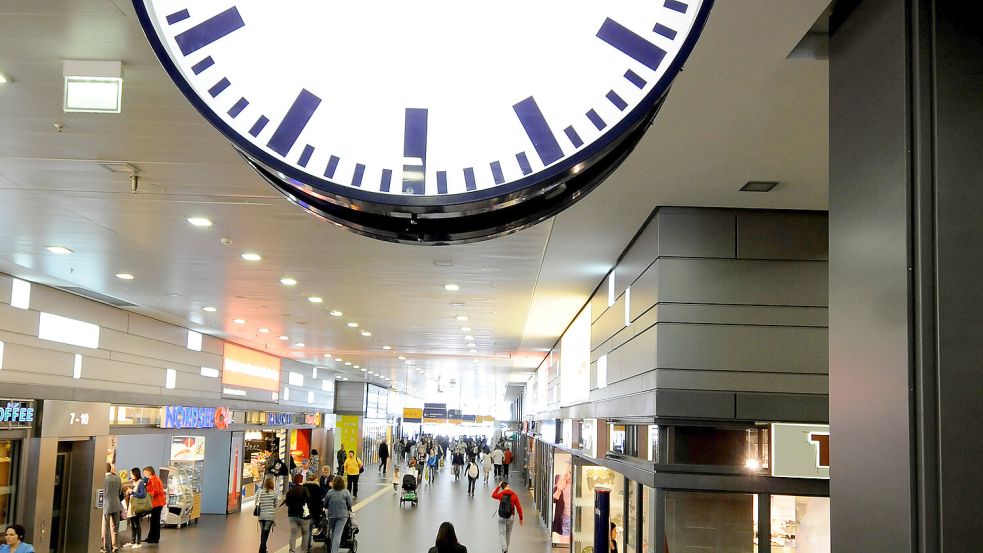 Die Zeitumstellung wirkt sich auf den Fahrplan bei der Deutschen Bahn aus. Foto: IMAGO/Funke Foto Services