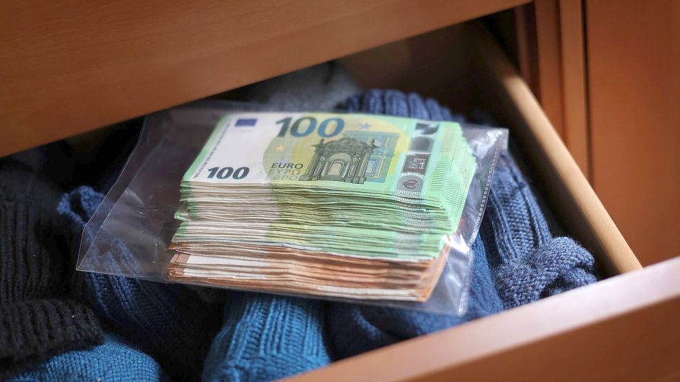 Sparer hierzulande bevorzugen Giro- und Tagesgeldkonten als Geldparkplätze. Vielfach wird aber auch Bargeld zu Hause verwahrt. (Symbolbild) Foto: Karl-Josef Hildenbrand