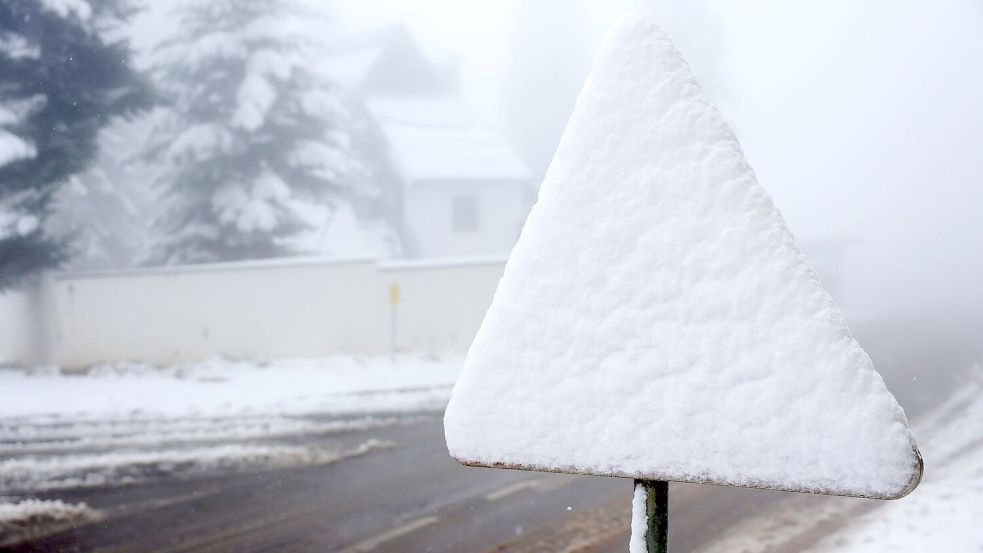 Einige Prognosen warnen vor einem Jahrhundertwinter - doch lässt sich so etwas überhaupt vorhersagen? (Symbolbild) Foto: Armin Durgut/AP/dpa