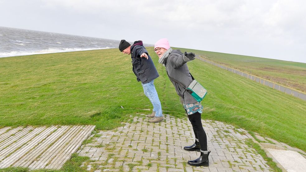 Miriam und Uli aus Neukirchen-Vluyn in Nordrhein-Westfalen machen Urlaub in der Krummhörn. Auf dem Deich genossen sie die steife Brise von Sturmtief Joshua. Foto: Heinz Wagenaar