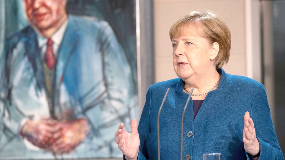 Wer malt ihr Konterfei? Die damalige Bundeskanzlerin Angela Merkel 2020 vor dem Porträt von Helmut Kohl in der Berliner Kanzler-Galerie. Foto: imago/epd