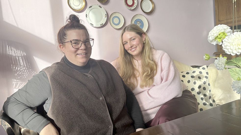 Melina Gatzka-Gröttrup (links) und Vanessa Wolters wollen im Dezember neue Freunde zusammenbringen. Foto: Jasmin Oltmanns