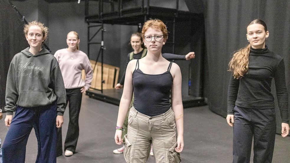 Mit den Mitteln des Theaters auf den Klimawandel aufnerksam machen: Osnabrücker Schülerinnen proben für ihr selbstentwickeltes Stück im Plektrum des Instituts für Musik (in der Mitte, 2. von rechts „Instagreen“-Erfinderin Judith Blömer). Foto: Sebastian Dannenberg