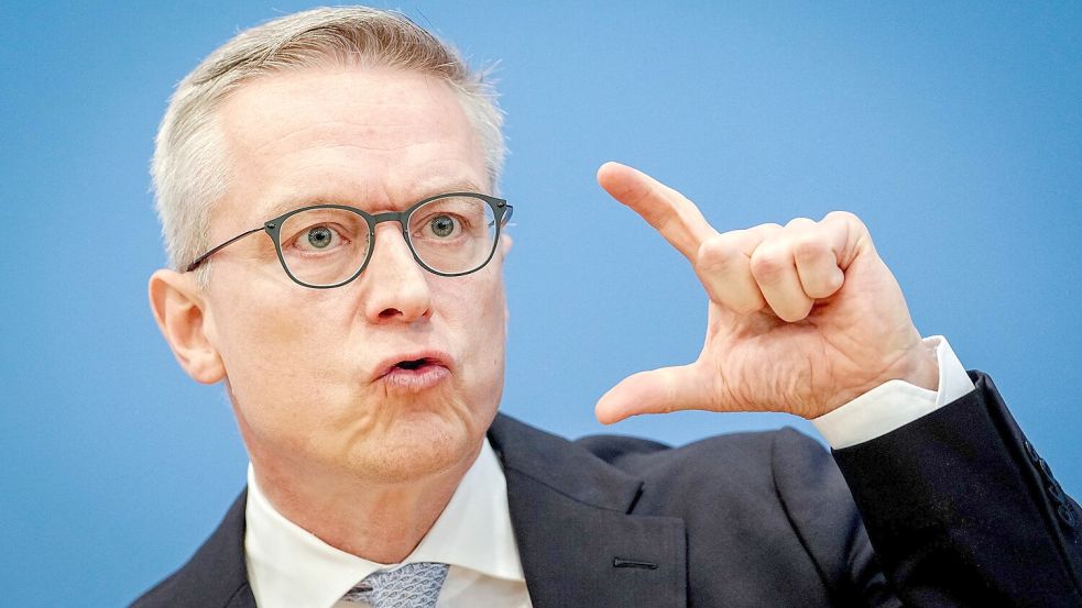 Digitalminister Karsten Wildberger (CDU) muss die Verwaltung auf Windows 11 umstellen. Doch laut einem Bericht soll unklar sein, wie viele Computer es überhaupt mit diesem Betriebssystem gibt. Foto: dpa/Kay Nietfeld