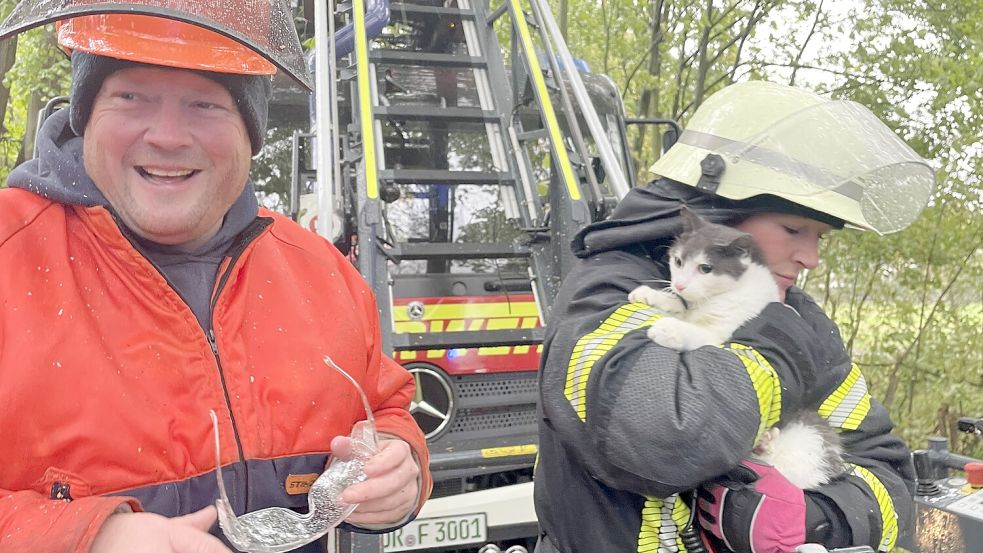 Erschöpft, aber zum Glück unverletzt: Die Feuerwehr rettete Queeny aus einem 16 Meter hohen Baum in Leybuchtpolder. Foto: Feuerwehr Norden/Thomas Weege