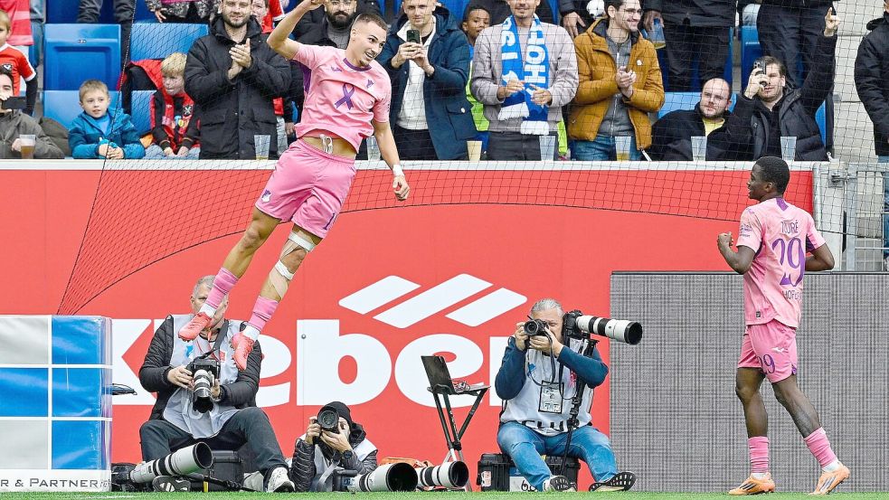 Torschütze Tim Lemperle (l.) jubelt nach seinem Tor gegen Heidenheim. Foto: Uwe Anspach
