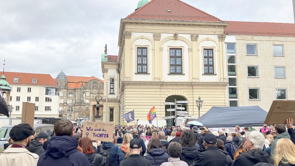 In Magdeburg gingen am Samstag rund 300 Menschen auf die Straße. Foto: Dörthe Hein/dpa