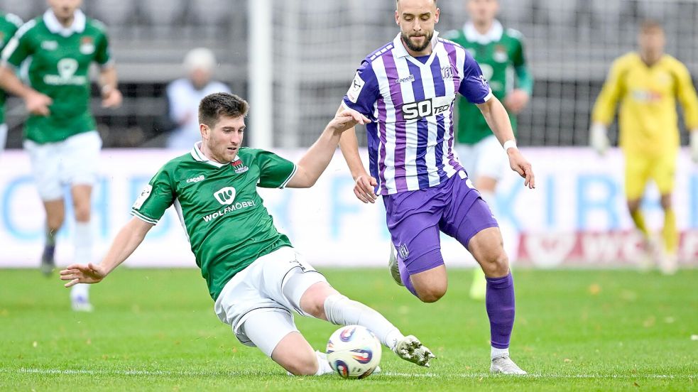 Traf für den VfL zur Führung: David Kopacz, hier im Zweikampf gegen Kevin Fery (Schweinfurt). Foto: Michael Titgemeyer