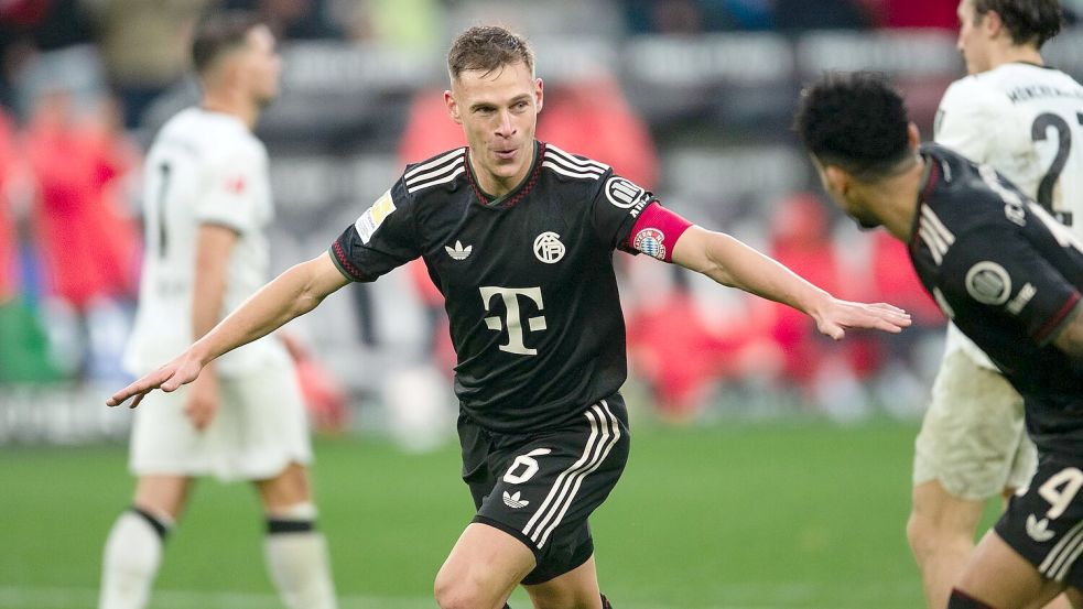 Bayerns Joshua Kimmich jubelt über sein Führungstor in Mönchengladbach. Foto: Marius Becker