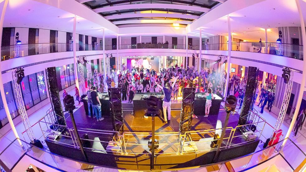 Hunderte Partygäste haben in Niedersachsens Landtag gefeiert. Foto: Michael Matthey/dpa