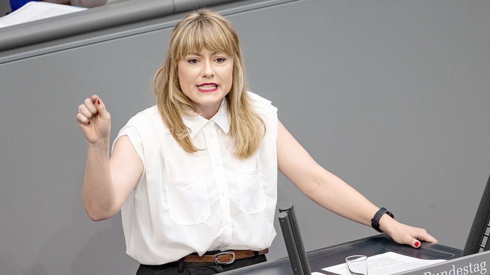 Clara Bünger (Linke) hält es für falsch, dass der Familiennachzug zu subsidiär Schutzberechtigten ausgesetzt ist. (Archivfoto) Foto: Fabian Sommer/dpa