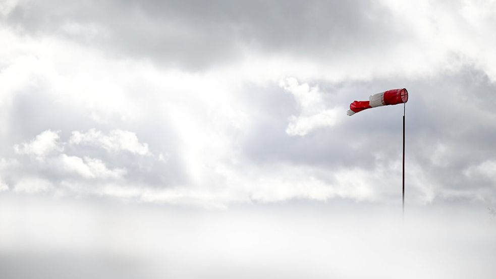 Das Wetter bleibt stürmisch - vor allem an der Küste und auf den Bergen. Foto: Marius Bulling/dpa