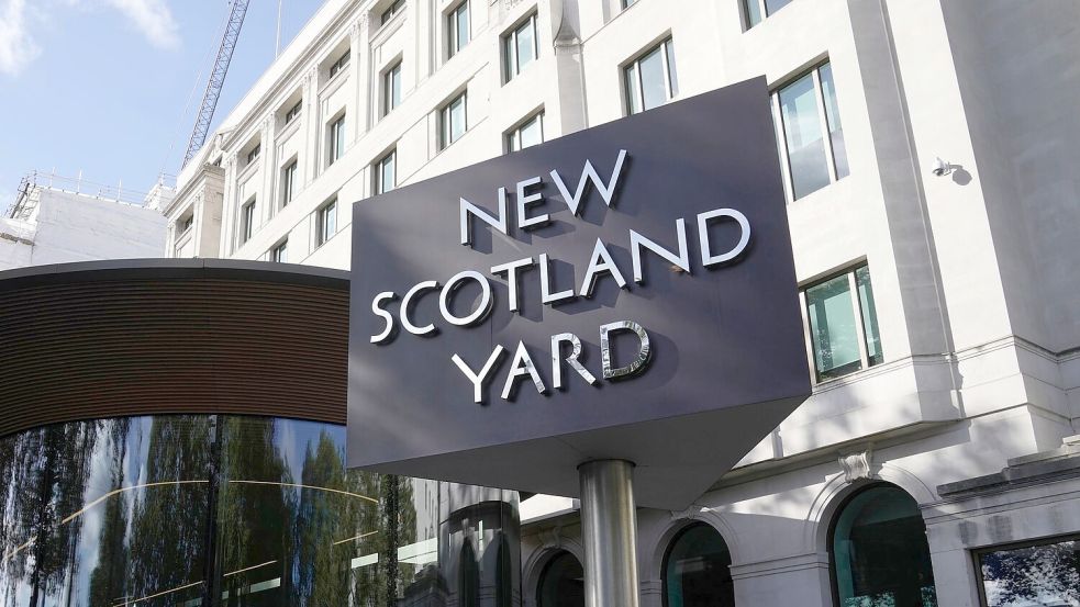 Die Londoner Polizei hat einen versehentlich entlassenen Sexualstraftäter gefasst. (Symbolfoto) Foto: Kin Cheung/AP/dpa