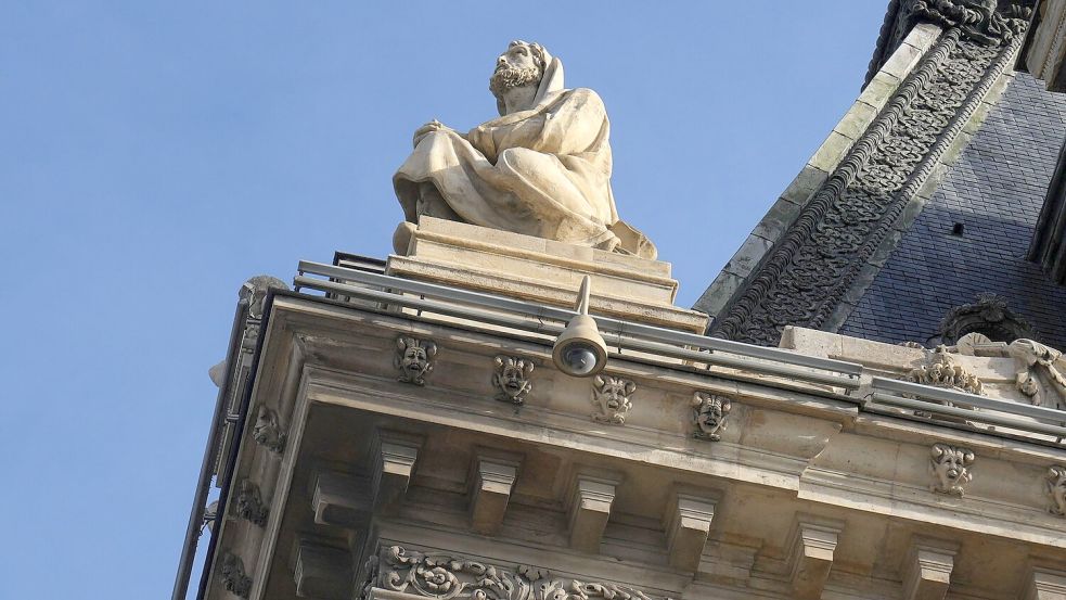 Die Polizei hofft die Louvre-Einbrecher dank zahlreicher Spuren zu fassen (Archivbild). Foto: Thibault Camus/AP/dpa
