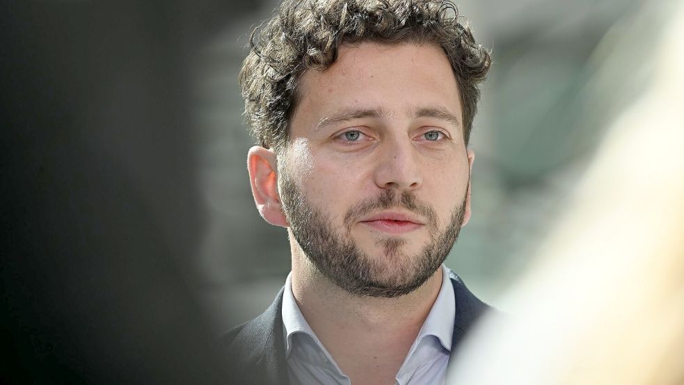 Die Aussagen des Kanzlers seien ihm zu pauschal, sagt der Co-Vorsitzende der Grünen, Felix Banaszak. (Archivbild) Foto: Shireen Broszies