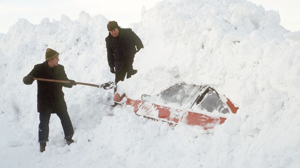 Schneekatastrophe in Schleswig-Holstein: 1978/79 begruben Schneemassen Straßen, Autos und ganze Orte. Foto: Archiv / Georg Spring
