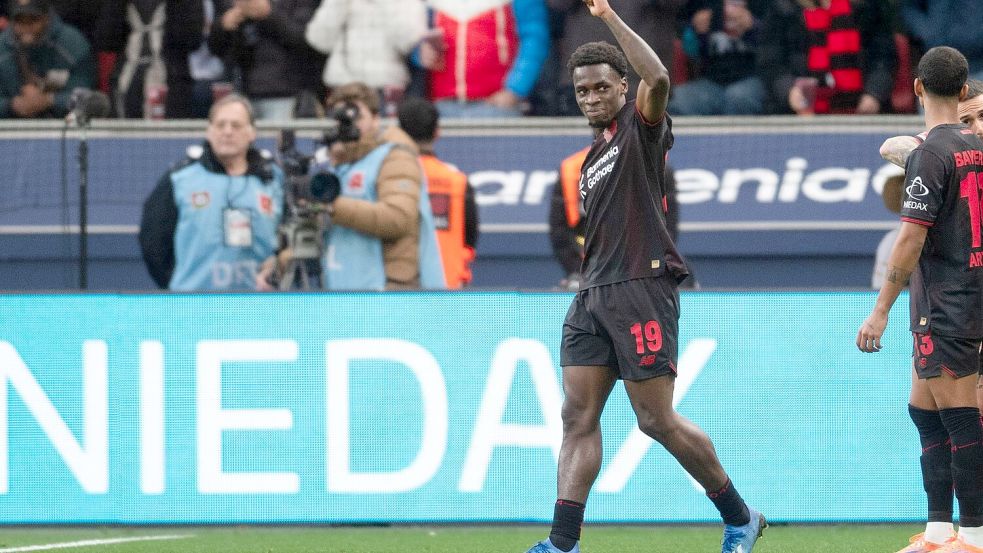 Leverkusens Ernest Poku jubelt über seinen Treffer zum 1:0. Foto: Marius Becker